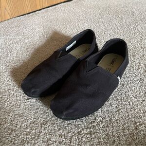 Women’s black Toms
